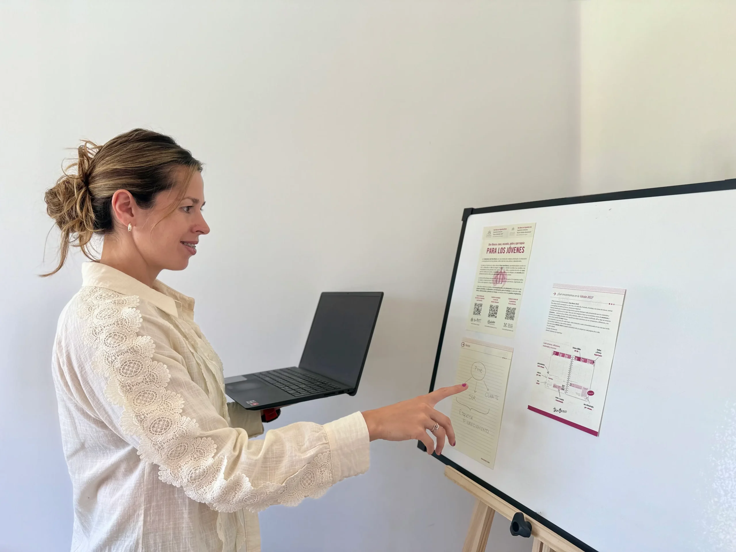 Agostina Revisando Graficos en un pizarron