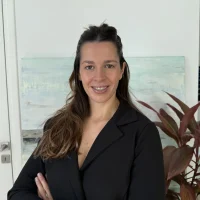 Agostina sonriendo a la camara