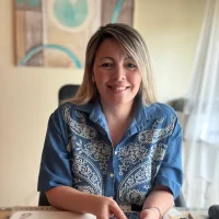 Mariana sonriendo a la camara